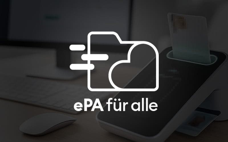 Weißes Logo der ePA auf einem dunklen Hintergrund, das ein Kartenlesegerät und einen Computer in einer Arztpraxis zeigt